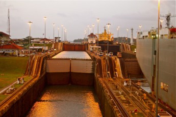Locks At Panama Canal-2006